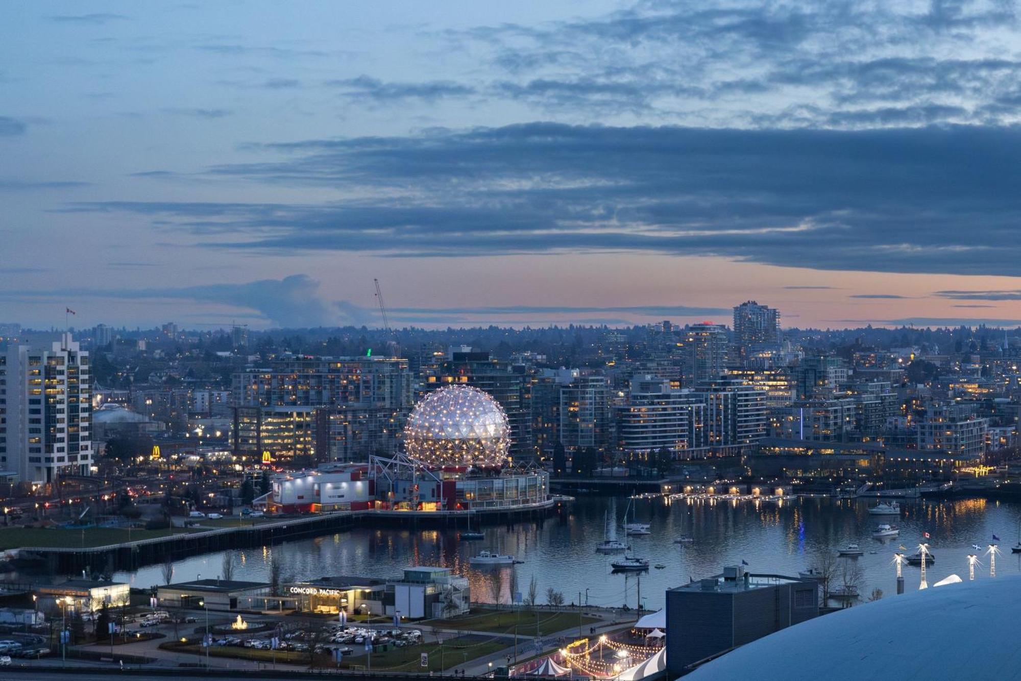Beautiful Bright Modern Condo With Water View And Ac In Dt Vancouver 2Br,3Bd,2Bt Sleeps 6 Guests Free Parking Netflix Included Exterior photo