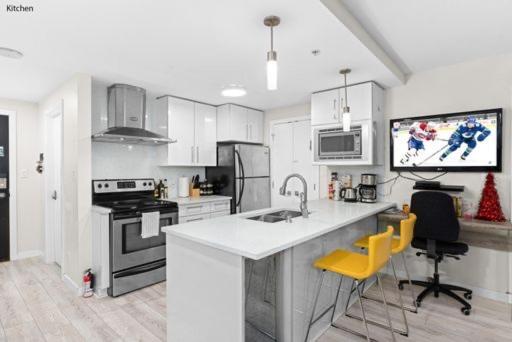 Beautiful Bright Modern Condo With Water View And Ac In Dt Vancouver 2Br,3Bd,2Bt Sleeps 6 Guests Free Parking Netflix Included Exterior photo