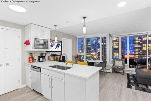 Beautiful Bright Modern Condo With Water View And Ac In Dt Vancouver 2Br,3Bd,2Bt Sleeps 6 Guests Free Parking Netflix Included Exterior photo
