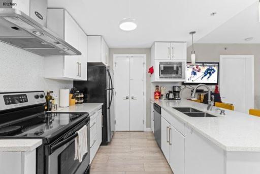Beautiful Bright Modern Condo With Water View And Ac In Dt Vancouver 2Br,3Bd,2Bt Sleeps 6 Guests Free Parking Netflix Included Exterior photo