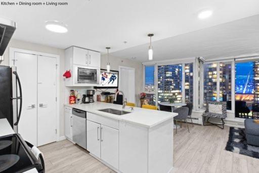 Beautiful Bright Modern Condo With Water View And Ac In Dt Vancouver 2Br,3Bd,2Bt Sleeps 6 Guests Free Parking Netflix Included Exterior photo