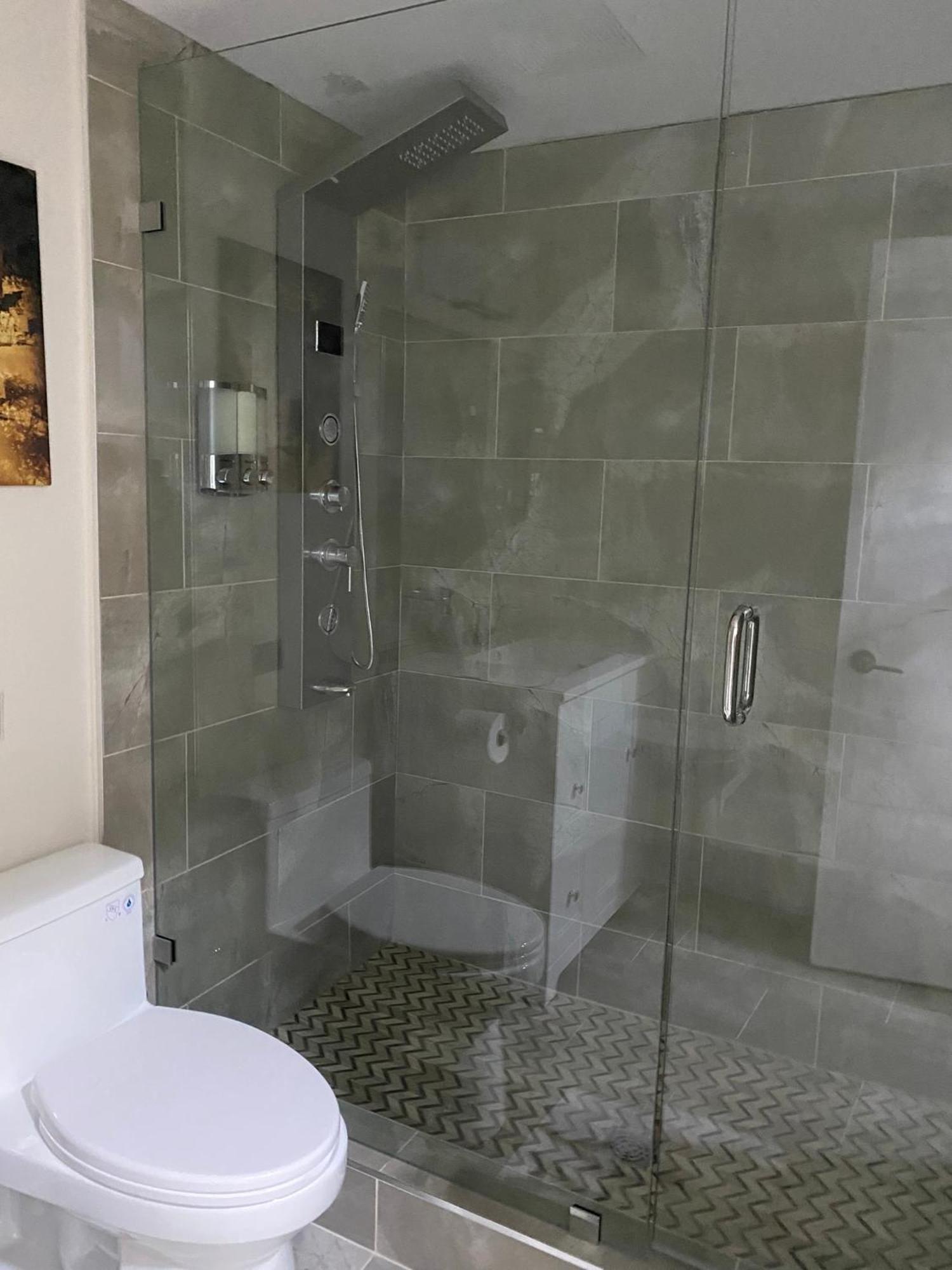 Beautiful Bright Modern Condo With Water View And Ac In Dt Vancouver 2Br,3Bd,2Bt Sleeps 6 Guests Free Parking Netflix Included Exterior photo