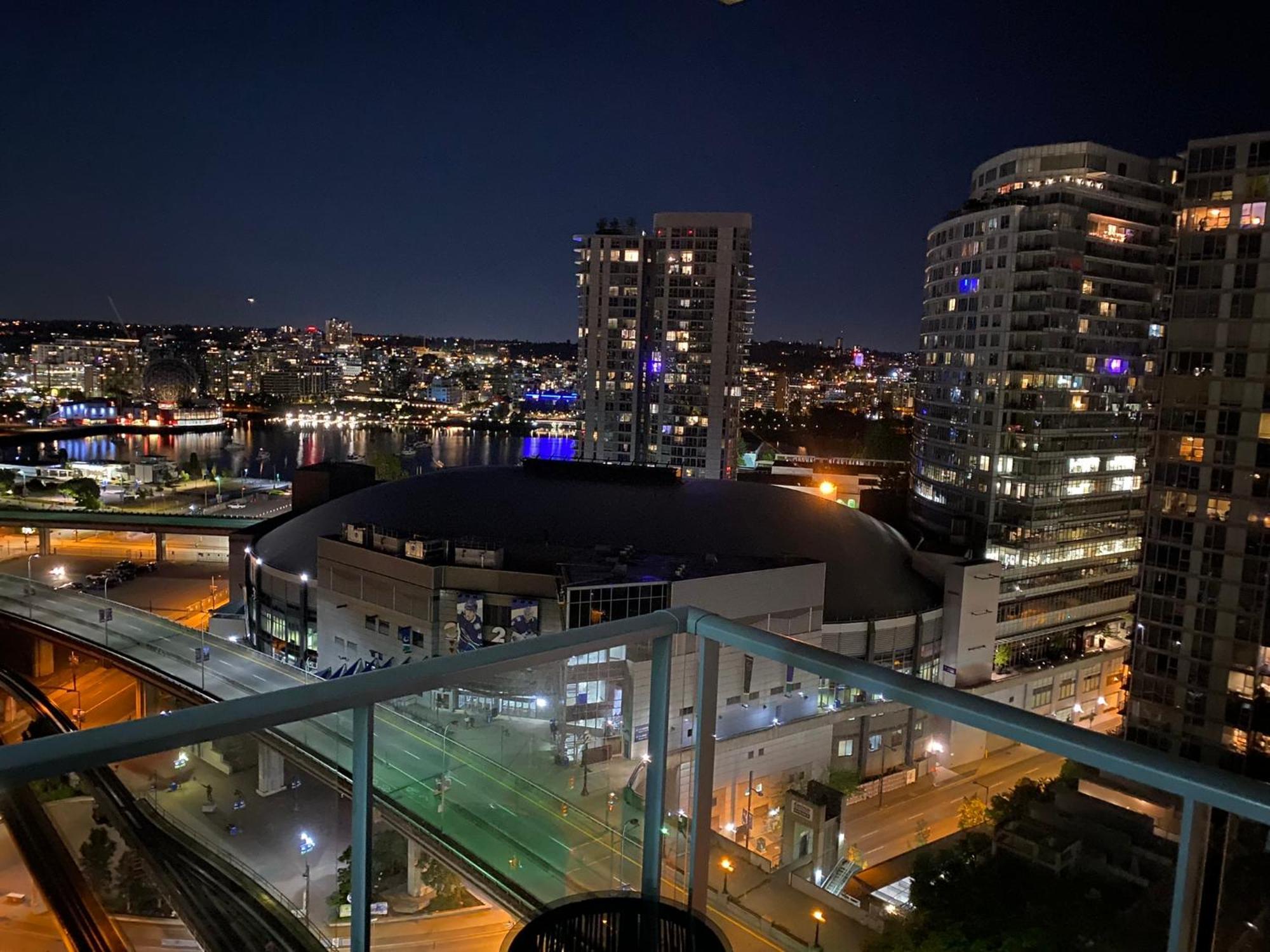 Beautiful Bright Modern Condo With Water View And Ac In Dt Vancouver 2Br,3Bd,2Bt Sleeps 6 Guests Free Parking Netflix Included Exterior photo